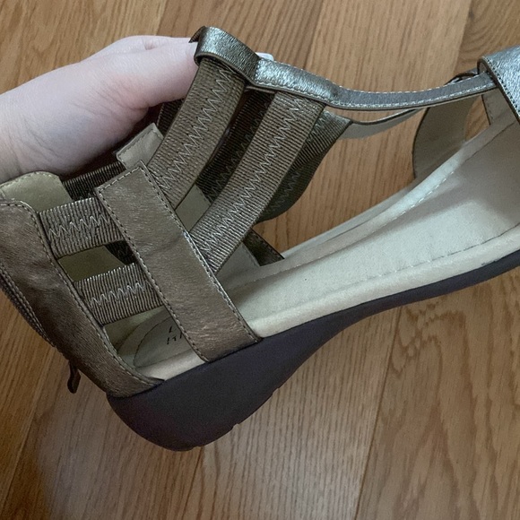 Left&Right Sandals - Picture 9 of 9